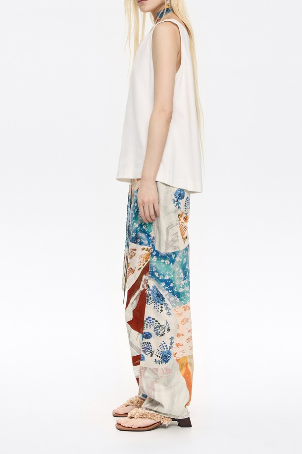 빔바이롤라(Bimba y Lola)의 25SS 시즌 패치워크 데님 팬츠입니다. 여성용으로, 캐주얼하고 미니멀한 스타일을 연출하기 좋습니다. 다양한 컬러의 패치워크 디자인으로 포인트를 주어 개성 있는 룩을 완성할 수 있습니다. 봄, 여름 시즌에 활용하기 좋은 긴 기장의 데님 팬츠이며, 데님과 면 혼방 소재로 제작되었습니다. 일상복으로 편안하게 착용할 수 있는 아이템입니다.
