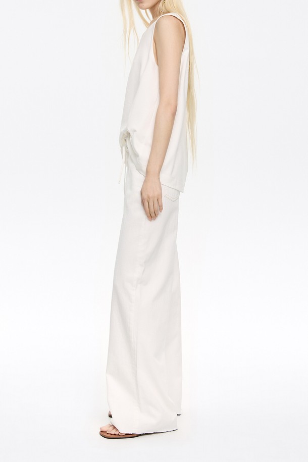 빔바이롤라 에크루 와이드 데님 트라우저 B255AWN011IVA는 여성용 데님 팬츠입니다. 아이보리 및 에크루 컬러의 무지 디자인으로, 봄과 여름에 편안하게 착용할 수 있습니다. 면 56%와 리오셀 44% 혼방 소재로 제작되어 부드러운 촉감과 와이드 레그 실루엣의 여유로운 핏을 선사합니다. 캐주얼, 미니멀, 클래식 스타일을 즐기는 분들께 추천하는 제품으로, 동네 마실룩이나 카페룩에 잘 어울립니다. 긴 기장의 와이드 핏으로 다리가 길어 보이는 효과를 줍니다.
