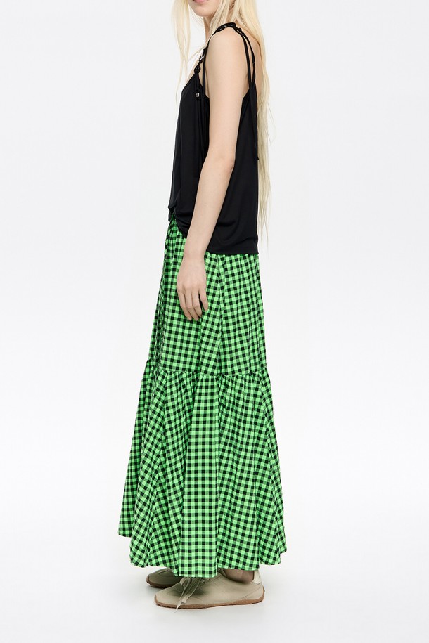 빔바이롤라(BIMBA Y LOLA)의 25SS 체크 미디 스커트입니다. 싱그러운 그린 컬러에 면과 폴리우레탄 혼방 소재로 제작되어 봄, 여름 시즌에 시원하고 편안하게 착용할 수 있습니다. A라인 핏과 루즈핏으로 체형에 구애 없이, 캐주얼하면서도 여성스러운 스타일을 연출합니다. 체크 패턴과 사이드 포켓 디테일이 돋보이며, 동네 마실룩, 봄 소풍룩, 캐주얼, 미니멀, 클래식 스타일링에 활용하기 좋습니다.
