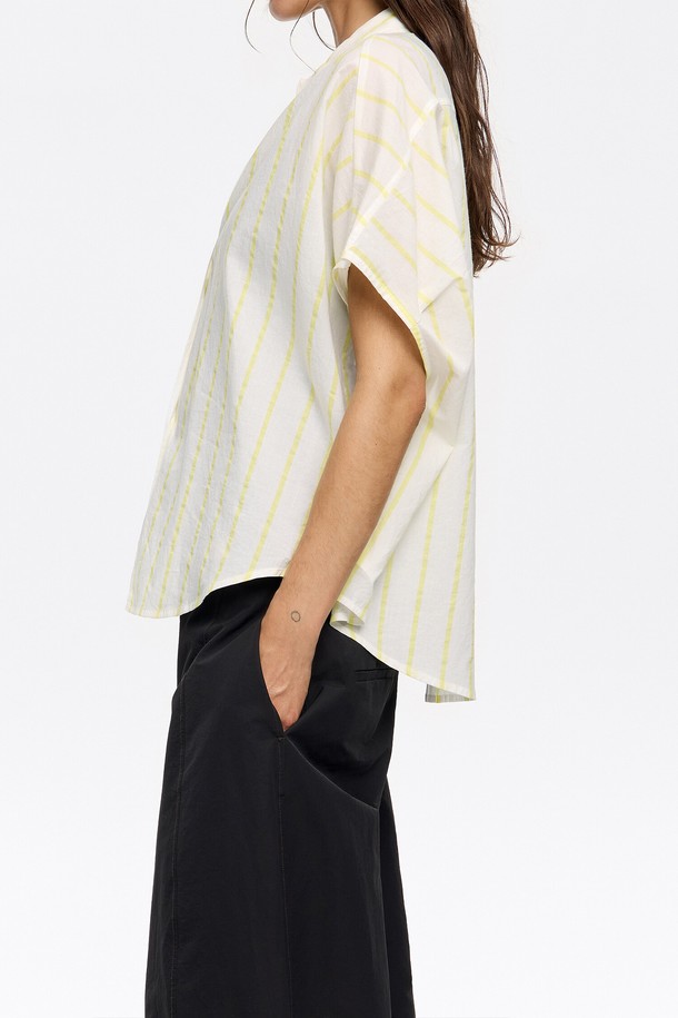 [25SS] 빔바이롤라 스트라이프 케이프 셔츠는 산뜻한 옐로우 컬러와 캐주얼한 스트라이프 패턴이 돋보이는 여성 상의입니다. 봄, 여름 시즌에 어울리는 반소매 기장의 크롭 기장 루즈핏 셔츠로, 케이프 스타일과 칼라넥 디자인이 특징입니다. 면 소재로 제작되어 편안한 착용감을 선사하며, 일상복으로 활용하기 좋습니다.
