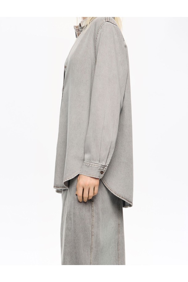 [25FW] 빔바이롤라 스트레이트 리오셀 데님라이크 셔츠 B256AWB002GRB는 여성용 셔츠/블라우스로, 가을과 겨울에 착용하기 좋습니다. 베이직하고 캐주얼한 스타일의 이 셔츠는 데님 느낌을 살린 리오셀 소재로 제작되어 뻣뻣한 촉감을 가지고 있습니다. 그레이 컬러의 무지 디자인에 긴 소매와 카라넥, 레귤러 기장으로, 출근룩이나 캐주얼, 클래식, 미니멀 스타일 연출에 활용할 수 있습니다. 스트레이트 핏으로 제작되어 편안한 착용감을 선사합니다.
