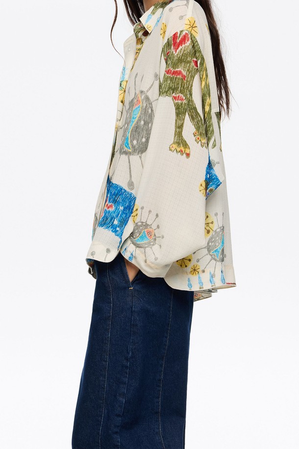 "[25FW] 롱 스트레이트 프린트 셔츠 B256AWB008IVB"는 여성용 셔츠/블라우스입니다. 아이보리 컬러의 롱 기장 셔츠로, 가을과 겨울에 캐주얼하게 착용하기 좋습니다. 폴리에스터와 폴리우레탄 혼방 소재로 제작되었으며, 텍스처드 촉감과 프린트 패턴이 특징입니다. 스트레이트 핏에 긴 소매 디자인으로, 가을 나들이룩이나 겨울 데일리룩에 미니멀하고 클래식한 스타일을 더할 수 있습니다.
