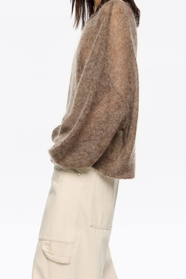 [25FW] 오버사이즈 울 믹스 스웨터 B256AWK001BRB는 부드러운 촉감의 여성용 오버핏 스웨터입니다. 가을과 겨울에 어울리는 두꺼운 두께감으로 따뜻하게 착용할 수 있으며, 베이직하고 캐주얼한 스타일을 연출합니다. 울, 나일론, 모헤어가 혼방된 소재로 제작되어 포근함을 더하고, 라운드 넥과 긴 소매 디자인으로 편안함을 제공합니다. 브라운 컬러의 무지 패턴은 다양한 룩에 매치하기 용이하며, 겨울 데일리룩, 카페룩, 집콕룩 등 다채로운 TPO에 활용 가능합니다. 클래식, 미니멀, 캐주얼 스타일을 즐겨 입는 여성에게 추천합니다.
