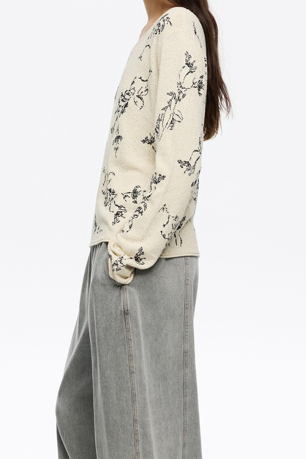 [25FW] 라이트옐로우 플라워 코튼 스웨터 B256AWK005IVB는 여성용 니트/스웨터입니다. 가을, 겨울 시즌에 어울리는 캐주얼 스타일의 긴소매 스웨터로, 라이트옐로우와 아이보리 컬러의 플라워 패턴이 특징입니다. 면, 레이온, 나일론, 폴리에스터 혼방 소재로 제작되어 부드러운 촉감을 선사하며, 일상생활에서 편안하게 착용할 수 있습니다. 가을 나들이룩이나 겨울 데일리룩에 활용하기 좋은 아이템입니다. 핏은 레귤러 기장의 스웨터로, 캐주얼, 클래식, 미니멀 스타일을 즐겨 입는 분들께 추천합니다.
