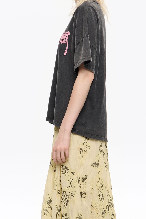 [25FW] 코튼 박시 스몰로고 티셔츠 B256AWT003BKB는 베이직하고 캐주얼한 스타일의 상의 티셔츠입니다. 봄, 여름에 적합하며, 부드러운 면 소재로 제작되어 편안한 착용감을 제공합니다. 워시드 블랙 컬러에 스몰 로고 패턴이 특징이며, 박시 핏과 반소매 기장으로 트렌디한 느낌을 더했습니다. 일상생활에서 폭넓게 활용하기 좋은 아이템입니다.
