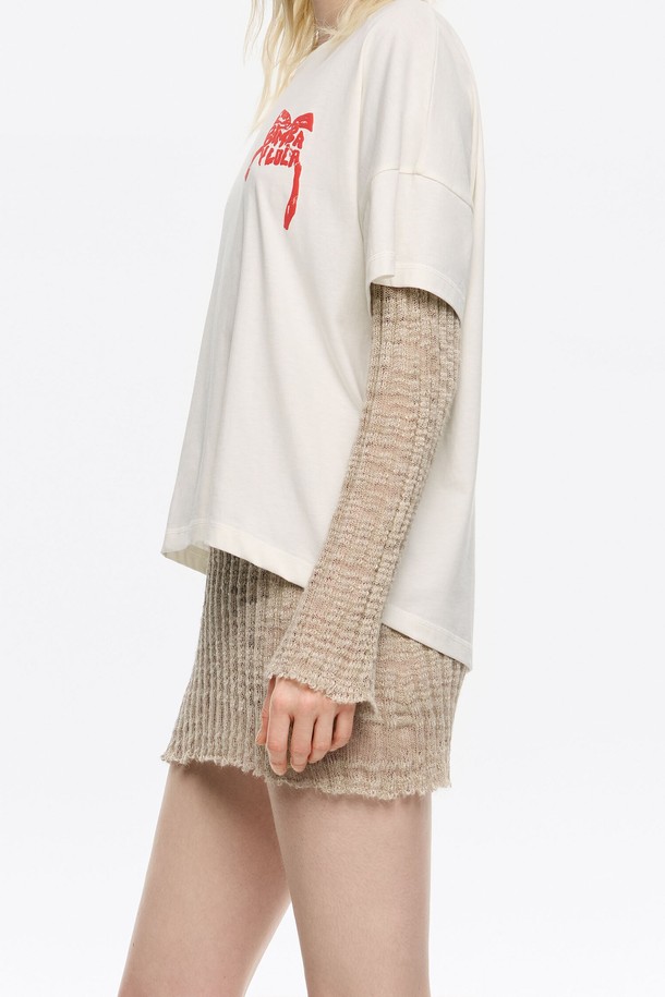 **[25FW] 코튼 박시 스몰로고 티셔츠 B256AWT004IVB**는 부드러운 면 소재로 제작되어 봄, 여름, 가을 시즌에 활용하기 좋은 공용 티셔츠입니다. 아이보리 컬러에 베이직하고 캐주얼한 스타일로, 라운드넥과 반소매 디자인이 특징입니다. 얇은 두께감과 박시핏으로 편안한 착용감을 선사하며, 일상 및 동네 마실룩, 카페룩에 적합합니다. 미니멀한 무드의 로고 패턴이 돋보이며, 더스트백이 함께 제공됩니다.
