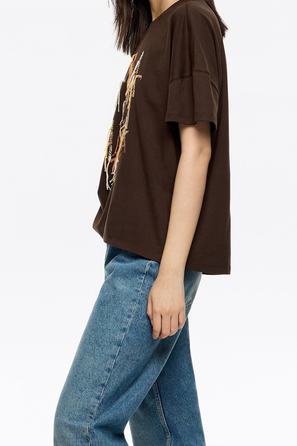 [25FW] 버건디 오버사이즈 엠브로더리 행잉 로고 티셔츠는 캐주얼한 스타일을 선호하는 분들을 위한 상의입니다. 면과 폴리에스테르 혼방 소재로 제작되어 편안한 착용감을 제공하며, 오버핏 디자인으로 트렌디한 스타일을 연출합니다. 버건디 컬러에 로고 엠브로더리 패턴이 포인트로 들어가 시각적인 매력을 더하고, 프린지 디테일로 유니크함을 더했습니다. 동네 마실룩이나 여행룩 등 다양한 상황에서 활용하기 좋으며, 미니멀, 스트리트 스타일을 즐겨 입는 분들께 추천합니다.