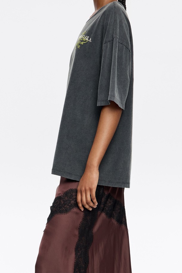 [25FW] 블랙 오버사이즈 스몰 로고 티셔츠 B256AWT008BKB는 캐주얼 스타일의 블랙 컬러 티셔츠입니다. 사계절 내내 착용하기 좋으며, 라운드넥과 반소매 디자인으로 편안한 착용감을 선사합니다. 오버핏으로 트렌디함을 더했으며, 전면에 로고 패턴이 특징입니다. 면 소재로 제작되어 부드러운 촉감을 느낄 수 있는 데일리 티셔츠입니다. 미니멀한 스타일을 연출하기에 좋습니다.
