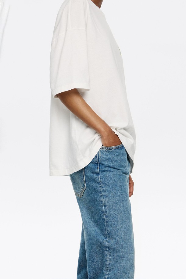 [25FW] 화이트 오버사이즈 스몰 로고 티셔츠 B256AWT009WHB는 베이직한 스타일의 티셔츠입니다. 면 소재로 제작되어 봄, 여름 시즌에 시원하고 편안하게 착용할 수 있습니다. 라운드넥 디자인에 오버핏으로 제작되어 여유로운 실루엣을 연출하며, 일상 및 여행 시 편안한 동네 마실룩, 여행룩을 완성하기 좋습니다. 화이트 컬러에 로고 패턴으로 포인트를 주어 캐주얼하고 미니멀한 스타일을 연출할 수 있습니다.
