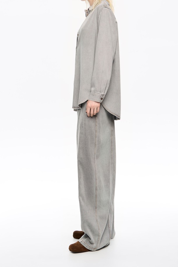 [25FW] 와이드 리오셀 엘라스틱 웨이스트 데님 B256AWN001GRB는 부드러운 리오셀과 면 혼방 소재로 제작된 캐주얼 데님 팬츠입니다. 편안한 루즈핏 와이드 실루엣에 엘라스틱 허리 밴딩으로 활동성을 더했습니다. 사계절 내내 활용 가능한 긴 기장으로, 무지 디자인과 그레이 컬러가 미니멀한 스타일을 연출합니다. 동네 마실룩부터 여행룩까지, 다양한 TPO에 맞춰 스타일리시하게 연출할 수 있습니다. 캐주얼, 미니멀, 클래식 무드를 즐기는 분들께 추천합니다.
