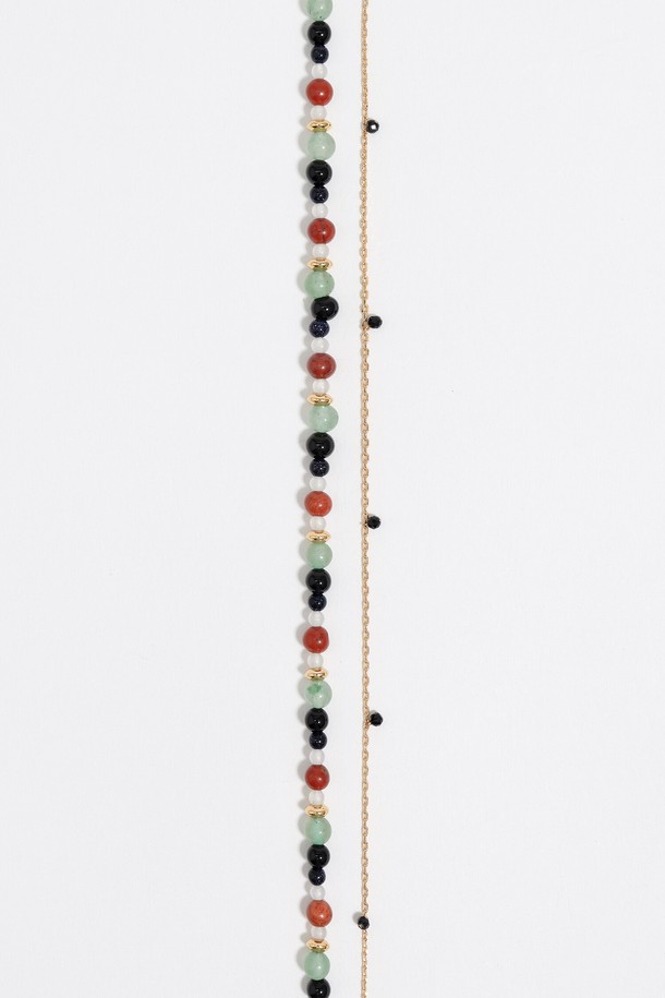 **[25FW] 골드 더블 레이어 하트 로고 체인 스톤 목걸이 B256AIU004BKF**는 여성스러운 매력을 강조하는 목걸이입니다. 블랙과 골드 컬러 조합, 더블 레이어 디자인으로 세련된 느낌을 주며, 하트 로고와 스톤 장식이 로맨틱한 분위기를 더합니다. 화강암, 구리, 에폭시, 아연합금 소재로 제작되었으며, 골드톤 마감과 이중 체인 디자인이 돋보입니다. 44cm 길이로 데이트룩, 모임룩, 파티룩 등 다양한 TPO에 활용 가능하며, 클래식, 미니멀, 로맨틱 스타일을 즐겨 입는 분들께 추천합니다.
