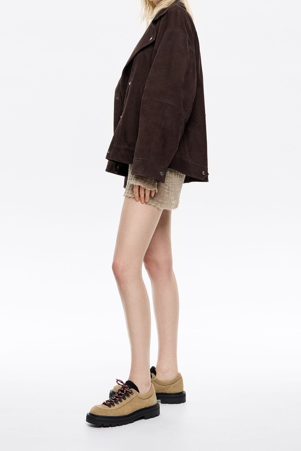 **[25FW] 스웨이드 다크브라운 더블브레스트 재킷 B256AWL001DWE**

가을, 겨울 시즌을 위한 여성용 다크브라운 색상의 더블브레스트 재킷입니다. 고트 스웨이드 소재로 제작되어 부드러운 촉감을 선사하며, 클래식한 스타일을 연출합니다. 레귤러 핏에 두꺼운 두께감으로 보온성을 높였으며, 긴 소매 기장으로 안정감을 더했습니다. 데이트룩, 오피스룩, 겨울 데일리룩 등 다양한 TPO에 활용 가능하며, 미니멀하고 시크한 스타일을 완성해 줍니다.
