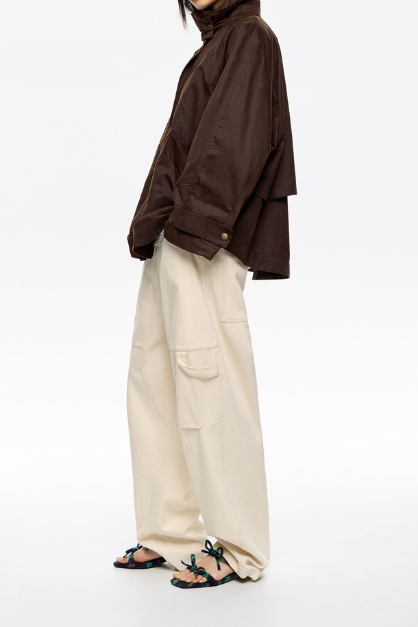 다크브라운 컬러의 여성용 A라인 트렌치코트입니다. 면 소재로 제작되어 가을, 겨울에 따뜻하게 착용할 수 있으며, 코팅된 촉감이 특징입니다. 클래식한 스타일의 무지 디자인으로, 버튼 여밈 방식으로 간편하게 연출할 수 있습니다. 데이트룩, 출근룩, 겨울 데일리룩 등 다양한 TPO에 활용 가능하며, 미니멀하고 시크한 스타일을 연출하기 좋습니다. 긴 소매 기장의 트렌치 코트는 세련된 가을, 겨울 패션을 완성해줍니다.
