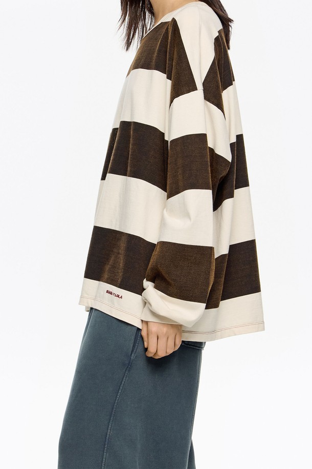 [25FW] 브라운 오버사이즈 스트라이프 티셔츠 B256AWT014BRB는 가을과 겨울에 어울리는 따뜻한 무드의 티셔츠입니다. 부드러운 면 소재로 제작되어 편안한 착용감을 선사하며, 넉넉한 오버핏 디자인으로 트렌디한 스타일을 연출합니다. 라운드넥에 긴 소매 기장으로 제작되었으며, 베이직한 스타일의 스트라이프 패턴이 돋보입니다. 데일리룩이나 가을 나들이룩에 활용하기 좋은 캐주얼한 느낌의 티셔츠입니다. 25FW 시즌 제품으로, 스타일리시한 겨울 코디를 완성해보세요.
