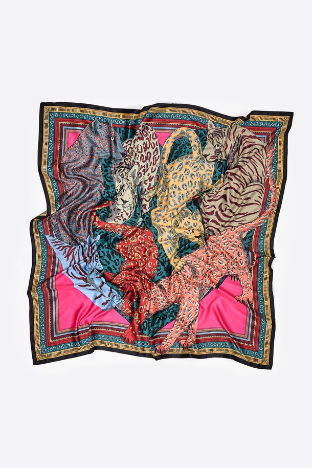 [25FW] 아쿠아마린 고양이 하트 스카프 B256AIF001MUF는 가을, 겨울 시즌에 어울리는 스카프로, 캐주얼, 클래식, 로맨틱 스타일을 모두 소화할 수 있습니다. 100 x 100 cm 크기의 폴리에스터 소재로 제작되었으며, 멀티 컬러 바탕에 아쿠아마린 색상의 고양이와 하트 패턴이 사랑스럽게 디자인되었습니다. 가을 나들이룩, 겨울 데일리룩, 산책룩 등 다양한 TPO에 매치하여 포인트를 줄 수 있으며, 고급스러운 더스트백이 함께 제공됩니다. 부드러운 촉감으로 편안하게 착용할 수 있어 실용성을 더합니다.
