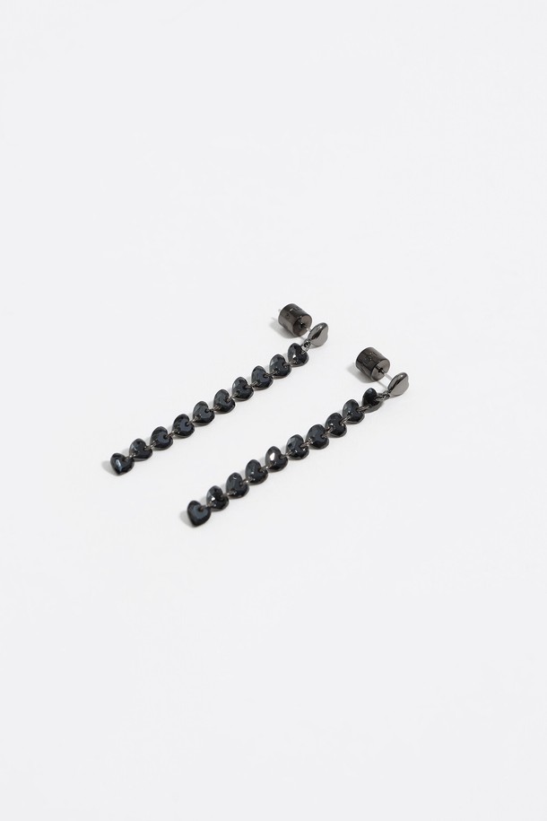 블랙 하트 크리스탈 이어링 B256AIW013BKF는 여성스러운 매력을 극대화하는 이어링입니다. 스테인리스스틸과 글라스 소재로 제작되었으며, 섬세한 크리스탈 장식과 하트 모티프가 돋보입니다. 드롭 디자인으로 모던하면서도 엘레강스한 스타일을 연출하며, 데이트룩, 모임룩, 파티룩 등 다양한 TPO에 활용하기 좋습니다. 클래식, 미니멀, 로맨틱 스타일을 즐기는 분들께 추천하며, 더스트백을 함께 제공하여 보관 및 선물용으로도 좋습니다.
