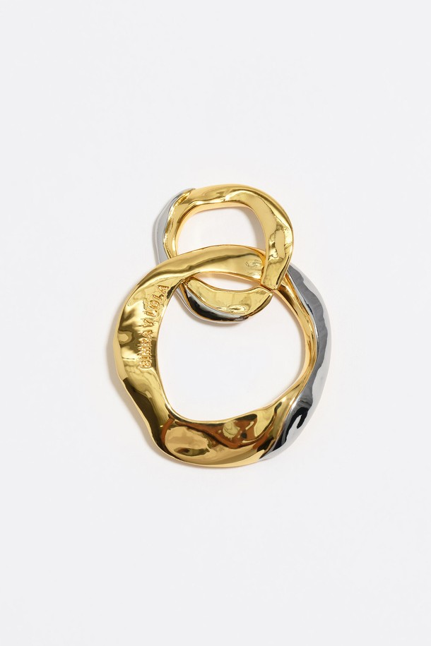 [25FW] 투톤 텍스처 이어링 B256AIW018MUF는 아연 합금과 항동 소재로 제작된 액세서리입니다. 멀티 컬러의 투톤 디자인과 텍스처드 질감이 특징이며, 클래식, 미니멀, 시크 스타일을 연출합니다. 데이트룩, 모임룩, 파티룩 등 다양한 TPO에 활용할 수 있습니다. 일부 품목에는 블랙 또는 화이트 색상의 더스트 백이 랜덤으로 포함되어 있습니다.
