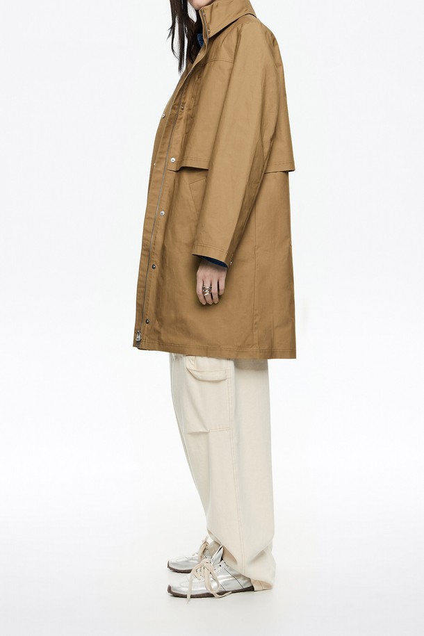 [25FW] 카키 테크니컬 코튼 스트레이트 트렌치 코트 B256AWY003KAB는 여성용 아우터로, 가을과 겨울에 착용하기 좋은 트렌치코트입니다. 카키 색상의 무지 디자인에 롱 기장, 긴 소매, 버튼 여밈 방식을 갖춘 클래식하고 베이직한 스타일의 제품입니다. 테크니컬 코튼 소재로 제작되어 핏은 스트레이트이며, 안감은 면으로 처리되었습니다. 출근룩, 오피스룩, 겨울 데일리룩에 활용하기 좋으며, 미니멀하고 시크한 스타일을 연출할 수 있습니다.
