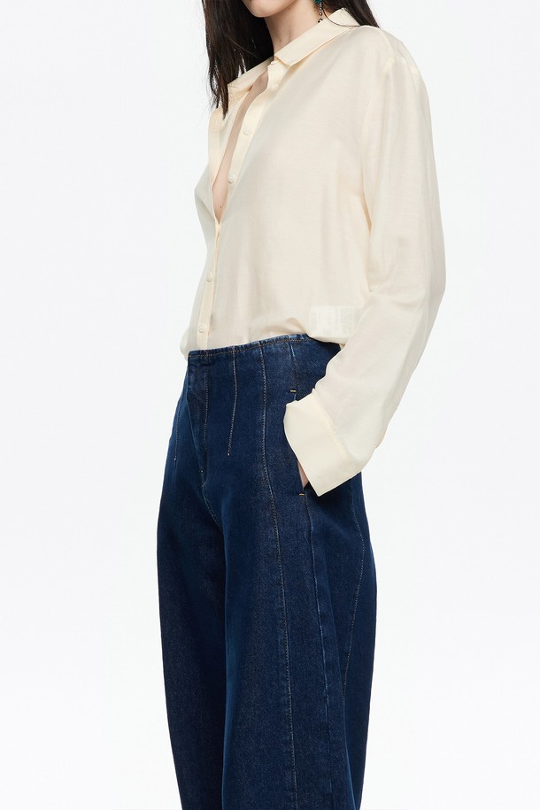 [25FW] 바닐라 코튼/실크 셔츠는 부드러운 촉감이 특징인 여성용 셔츠입니다. 면 78%와 실크 22%의 혼방 소재로 제작되어, 봄, 가을, 겨울에 착용하기 좋습니다. 레귤러핏에 브이넥 디자인으로, 일상, 출근룩, 오피스룩, 모임룩 등 다양한 TPO에 활용할 수 있습니다. 베이직하고 클래식한 스타일로, 미니멀한 연출에도 용이합니다. 얇은 두께의 긴소매 셔츠입니다.
