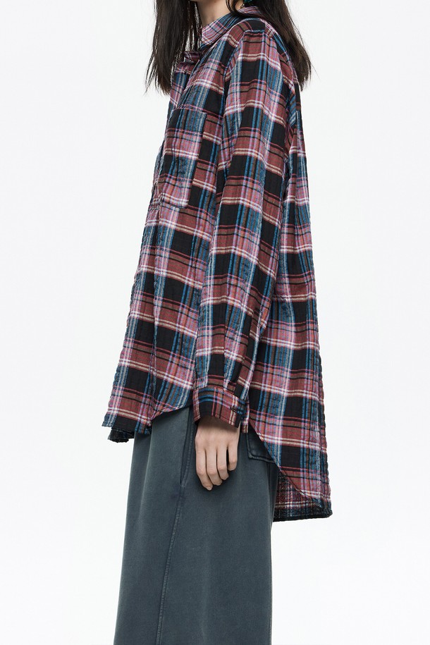 [25FW] 레드 체크 텍스처 셔츠 B256AWB011RDB는 남녀 모두 착용 가능한 셔츠입니다. 가을, 겨울에 어울리는 중간 두께감의 레귤러핏 셔츠로, 텍스처 원단에 레드 컬러 체크 패턴이 특징입니다. 칼라 넥 라인과 긴 소매 디자인으로, 캐주얼 및 베이직 스타일을 연출하기 좋습니다. 데이트룩, 가을 나들이룩에 매치하여 클래식하고 미니멀한 스타일을 완성할 수 있습니다. 면과 실크 혼방 소재로 제작되어 부드러운 촉감을 선사합니다.
