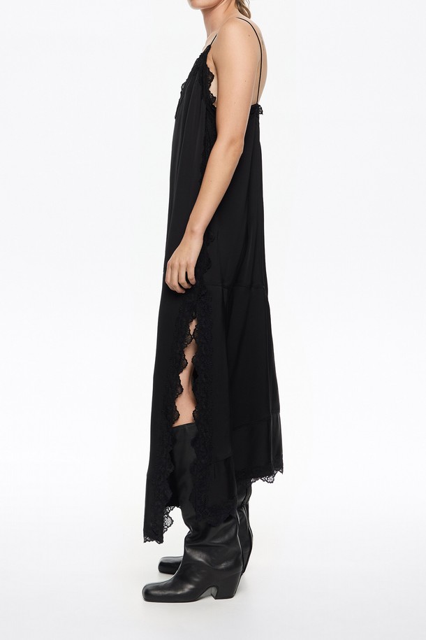 [25FW] 블랙 새틴 레이스 드레스는 여성 고객을 위한 우아한 디자인의 원피스입니다. 부드러운 비스코스 소재의 블랙 컬러 새틴 드레스로, 가을과 겨울에 어울리는 얇은 두께감과 부드러운 촉감이 특징입니다. H라인 핏에 스퀘어넥, 민소매/스트랩 디자인이 더해져 클래식, 로맨틱, 미니멀 스타일을 연출합니다. 레이스 디테일이 돋보이는 슬립 타입의 드레스로, 데이트룩, 모임룩, 파티룩에 적합합니다.
