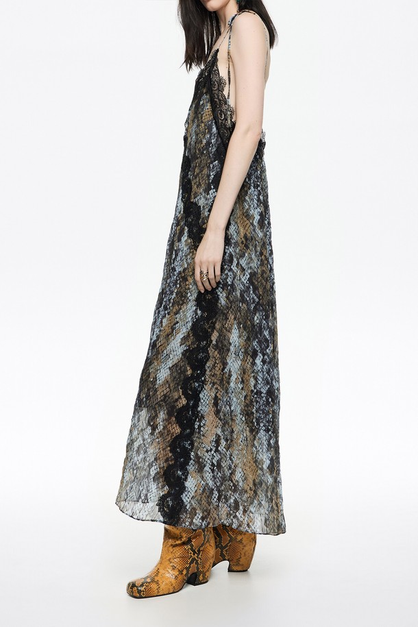 세련된 무드의 여성용 플리츠 드레스입니다. 카키 컬러의 스네이크 패턴 레이스 디자인으로, 가을과 겨울에 어울리는 엘레강스 스타일을 연출합니다. 루즈핏으로 편안함을 더했으며, 플레어 치마와 스퀘어넥, 민소매 디자인이 특징입니다. 데이트룩 또는 모임룩으로, 클래식, 미니멀, 로맨틱 스타일을 즐기는 분들께 추천합니다. 스트랩 디테일로 포인트를 더했습니다.
