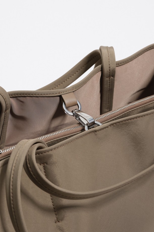 "[25FW] 토프 나일론 치와와 쇼퍼백 라지 B256AIB025BRF"는 여성용 쇼퍼백으로, 미니멀, 클래식, 캐주얼 스타일을 아우릅니다. 토프 컬러의 무지 디자인이며, 나일론, 폴리아미드, 본디드 레더, 폴리우레탄 소재를 사용하여 제작되었습니다. 넉넉한 수납 공간의 라지 사이즈 사각 가방으로, 오픈형 잠금 방식이며 더스트백이 함께 제공됩니다. '치와와' 시리즈의 가방으로, 쇼핑, 여행, 출근 등 다양한 TPO에 활용하기 좋습니다. 더스트백은 블랙 또는 화이트 중 랜덤으로 제공됩니다.
