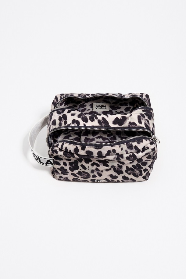 [25FW] 그레이 레오파드 프린트 나일론 메이크업 케이스 B256AID007GRF는 여성용 메이크업 케이스입니다. 미디엄 사이즈의 사각 형태로, 그레이 컬러 바탕에 레오파드 프린트 무늬가 돋보이는 디자인입니다. 나일론과 폴리에스테르 소재를 사용하여 제작되었으며, 지퍼형 잠금 방식으로 내용물을 안전하게 보관할 수 있습니다. 화장품 수납에 용이하도록 디자인되었으며, 여행, 휴가, 쇼핑 등 다양한 TPO에 활용 가능합니다. 캐주얼, 미니멀, 클래식 스타일을 선호하는 분들께 추천하며, 더스트 백이 포함될 수 있습니다.
