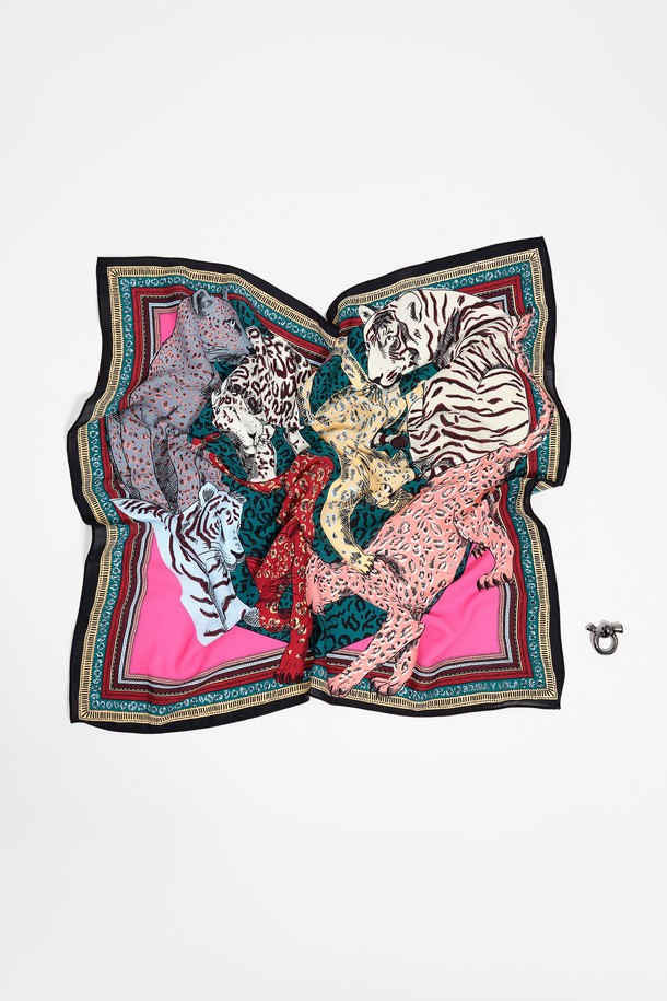 [25FW] 고양이 하트 아쿠아마린 스카프 참 B256AIZ014MUF는 여성용 액세서리용 스카프 참입니다. 아쿠아마린 컬러에 고양이, 하트, 보더 패턴이 특징이며, 폴리에스터 소재로 제작되었습니다. 사이즈는 52 x 52 cm이며, 데이트룩, 쇼핑룩, 카페룩 등 다양한 TPO에 활용할 수 있습니다. 캐주얼, 클래식, 미니멀 스타일을 연출하기에 좋으며, 일부 품목에는 블랙 또는 화이트 더스트백이 랜덤으로 포함됩니다. 제공되는 사이즈 및 컬러는 예시 이미지와 상이할 수 있다는 점 참고 부탁드립니다.
