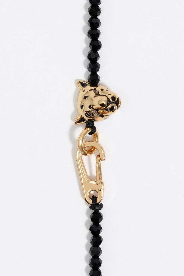 블랙 크리스탈 팬더 목걸이 B256AIU013BKF는 여성 고객을 위한 미니멀 스타일의 목걸이입니다. 블랙 컬러의 크리스탈 소재로 제작되었으며, 팬더 모티프 디자인이 특징입니다. 클래스프 잠금 방식으로, 일상에서 편안하게 착용할 수 있습니다. 블랙 코드 타입의 목걸이 줄에 팬더 참 장식과 크리스탈 디테일이 더해져 세련된 느낌을 줍니다. 시크하면서도 개성 있는 스타일을 연출하고 싶은 분들께 추천합니다.
