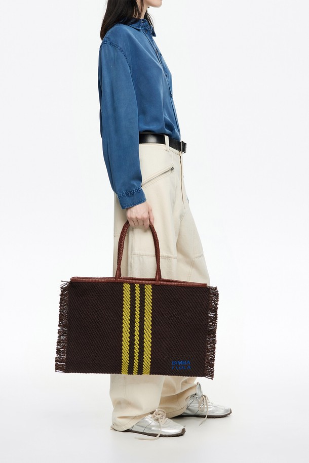 [25FW] 브라운 쇼퍼백 라지 B256AIB067BRF는 면 60%, 버팔로 가죽 30%, 삼 10%의 혼방 소재로 제작된 여성용 쇼퍼백입니다. 가방 사이즈는 라지이며, 브라운 컬러에 스트라이프 패턴이 적용되어 캐주얼, 클래식, 미니멀 스타일을 연출하기 좋습니다. 48 x 32 cm 크기의 사각 형태이며, 더스트백이 포함되어 있어 보관이 용이합니다. 여행, 휴가, 산책 등 다양한 TPO에 활용할 수 있으며, 더스트백은 블랙/화이트 색상 중 랜덤으로 발송됩니다.
