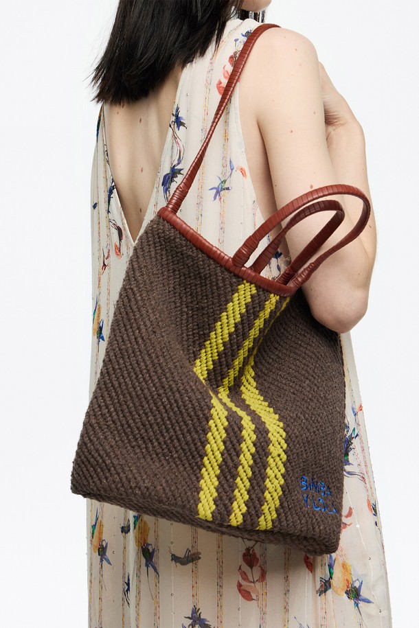 [25FW] 브라운 코튼 숄더백 B256AIB068BRF는 면, 소가죽, 황마 혼방 소재로 제작된 여성 숄더백입니다. 미디엄 사이즈의 사각 쉐입에 브라운과 옐로우 컬러의 스트라이프 패턴이 특징이며, 캐주얼, 클래식, 리조트 스타일 연출에 적합합니다. 여행, 휴가, 산책 등 다양한 TPO에 활용 가능하며, 넉넉한 수납 공간과 함께 더스트백(랜덤)이 포함되어 실용성을 더했습니다. 캐주얼한 분위기를 연출하기 좋으며, 데일리 백으로 활용하기 좋습니다.
