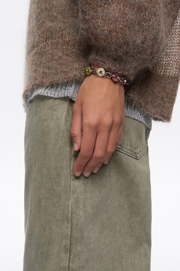 [25FW] 실버톤 로고 팔찌 브레이슬릿 B256AIX010COF는 실버와 코랄 컬러 조합의 팔찌입니다. 황동, 에나멜, 아연합금 소재로 제작되었으며, 메탈릭한 촉감과 로고 패턴, 로고 디자인 장식이 특징입니다. 브레이슬릿 타입으로, 전체 길이 21cm이며, 데이트룩, 모임룩 등 TPO에 맞춰 클래식, 미니멀, 시크한 스타일을 연출하기 좋습니다. 액세서리로 활용하여 스타일에 포인트를 더해보세요.
