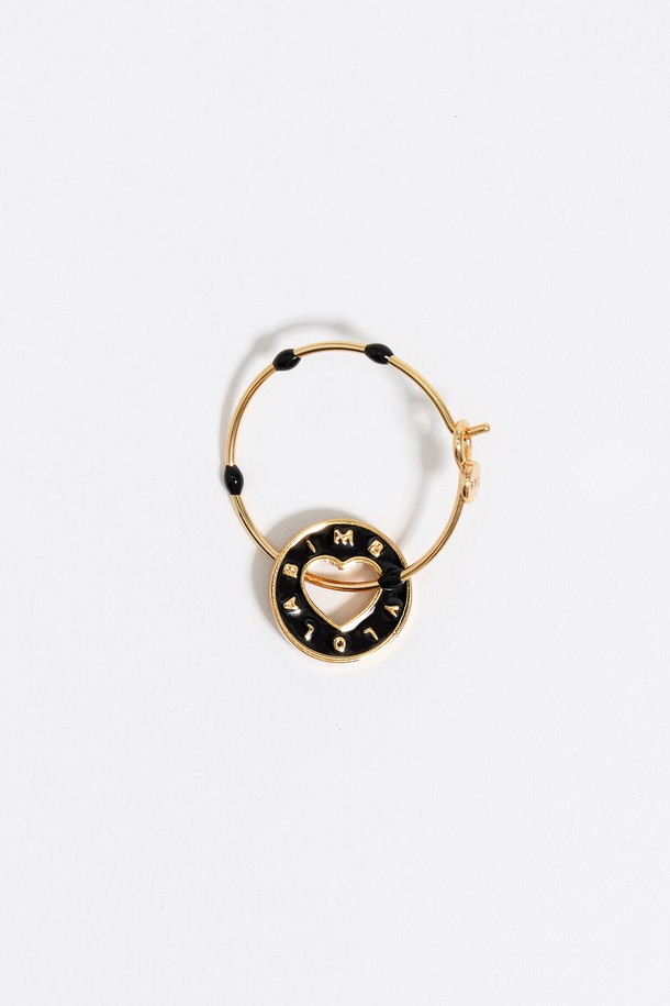 [25FW] 블랙 로고 후프 이어링 B256AIW006BKF는 여성용 이어링으로, 시크, 클래식, 미니멀 스타일을 연출하기 좋습니다. 블랙 컬러의 황동 및 에나멜 소재로 제작되었으며, 후프 디자인에 로고 디테일이 돋보입니다. 모임룩, 데이트룩, 파티룩 등 다양한 TPO에 활용 가능하며, 고급스러운 분위기를 더해줍니다. 더스트백이 함께 제공될 수 있습니다.
