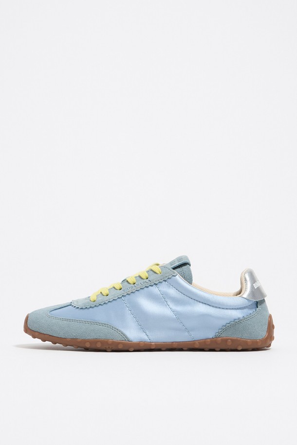 **[25FW] 블루 13 29 스니커즈 B256AIS008BL4**는 더스티 블루와 옐로우 컬러 배색이 돋보이는 여성 스니커즈입니다. 소가죽, 폴리에스터, 고무를 사용하여 제작되었으며, 면 안감으로 편안한 착용감을 선사합니다. 굽 높이는 36-38mm로, 플랫 타입의 굽 디자인이 특징이며, 끈으로 여미는 스타일입니다. 무지 패턴으로 미니멀하고 클래식한 분위기를 연출하며, 동네 마실룩이나 산책룩에 잘 어울립니다. 더스트백이 포함되어 있어 보관이 용이합니다.
