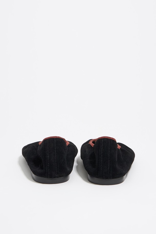 세련된 블랙 컬러의 스웨이드 소재 발레리나 슈즈입니다. 뾰족한 앞코 디자인으로 여성스러운 실루엣을 강조하며, 가을과 겨울 시즌에 즐겨 신기 좋습니다. 플랫 굽으로 편안한 착용감을 선사하며, 데이트룩, 모임룩, 출근룩 등 다양한 TPO에 매치하기 좋습니다. 클래식, 미니멀, 시크한 스타일을 연출하고 싶은 날 완벽한 선택이 될 것입니다. 부드러운 스웨이드 소재가 고급스러운 분위기를 더합니다.
