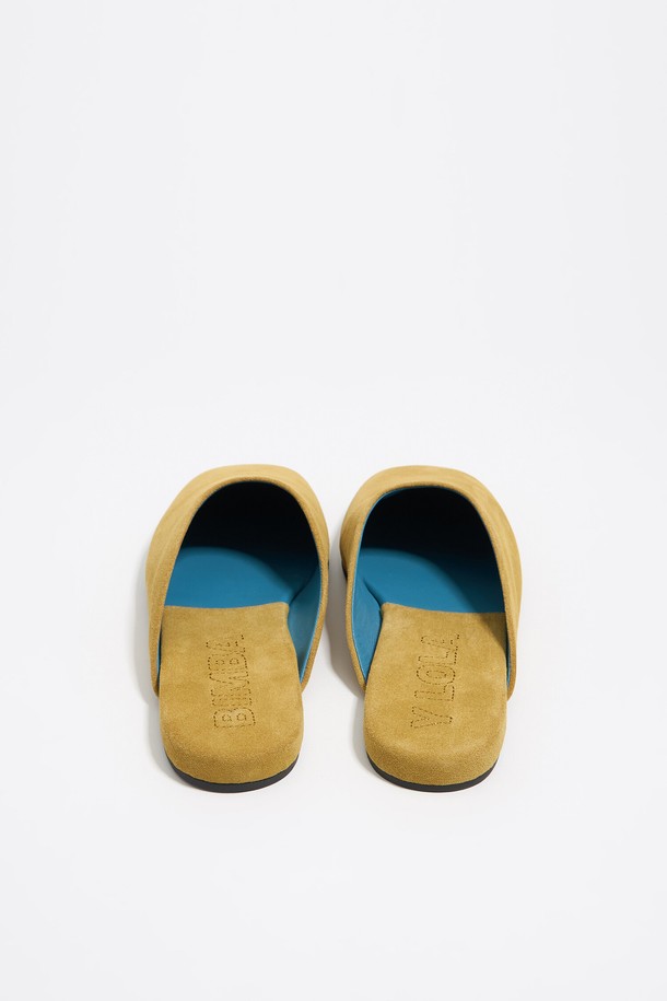 [25FW] 오커 스웨이드 레더 뮬 B256AIS013CM4는 여성스러운 데이트룩과 모임룩을 완성하는 데 적합한 신발입니다. 부드러운 스웨이드와 레더 소재로 제작되었으며, 라운드 앞코에 플랫 굽 디자인으로 편안한 착용감을 선사합니다. 미니멀, 클래식, 캐주얼 스타일 모두 소화 가능하며, 무지 패턴의 오픈형 슬리퍼 뮬 디자인으로 가을, 겨울 시즌에 따뜻하고 세련된 분위기를 연출합니다. 오커 컬러는 다양한 의상에 자연스럽게 매치되어 활용도를 높입니다.
