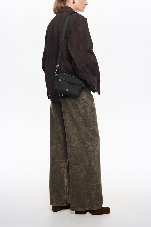 세련된 차콜 컬러의 나일론 소재 미니백입니다. 25FW 시즌에 출시된 이 가방은 여성 고객을 위해 디자인되었으며, 미니멀하고 시크한 스타일을 연출하기 좋습니다. 사각 형태로 제작되었으며, 지퍼로 간편하게 잠글 수 있습니다. 크로스백 또는 숄더백으로 활용 가능하며, 데이트룩, 여행룩, 산책룩 등 다양한 TPO에 매치하여 스타일리시함을 더할 수 있습니다. 무지 디자인으로 어떤 옷에도 잘 어울립니다.
