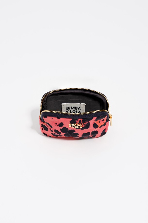 [25FW] 일렉트릭 핑크 레오파드 프린트 나일론 동전 지갑 B256AIV013PKF는 여성스러운 데이트룩, 모임룩, 캐주얼, 시크, 레트로 스타일에 잘 어울리는 동전 지갑입니다. 스몰 사이즈의 사각 형태로, 일렉트릭 핑크와 블랙 컬러의 레오파드 프린트가 시선을 사로잡습니다. 지퍼형 잠금 방식과 나일론 소재로 제작되어 실용성을 더했습니다. 개성 넘치는 스타일을 완성하고 싶은 분들께 추천하는 아이템입니다.
