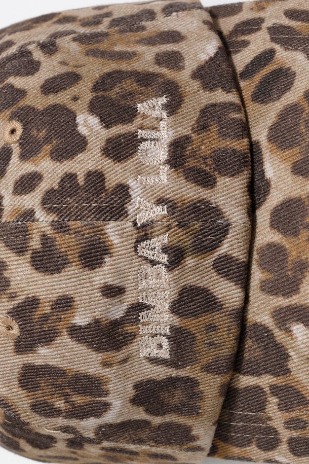 [25FW] 브라운 레오파드 캡 B256AIH004BRB는 캐주얼과 클래식 스타일 모두 소화 가능한 공용 캡입니다. 가을, 겨울 시즌에 착용하기 좋으며, 브라운 컬러 바탕에 레오파드 무늬가 돋보입니다. 일반 챙 넓이로 디자인되어 일상생활에서 편안하게 착용할 수 있습니다.
