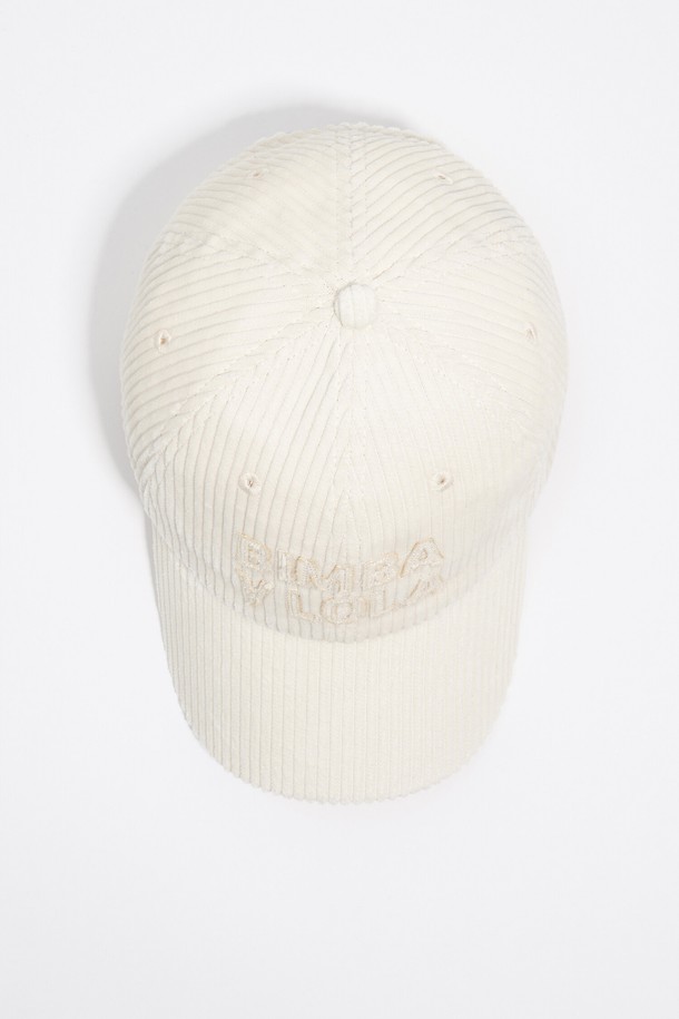 **[25FW] 아이보리 코듀로이 캡 B256AIH006IVB**는 가을, 겨울 시즌에 착용하기 좋은 모자입니다. 부드러운 코듀로이 소재로 제작되어 따뜻하고 포근한 착용감을 선사하며, 아이보리 컬러의 무지 디자인으로 어떤 스타일에도 잘 어울립니다. 출근룩, 캐주얼, 미니멀, 클래식 등 다양한 스타일을 연출할 수 있습니다. 데일리 캡으로 활용하여 세련된 분위기를 더해보세요.
