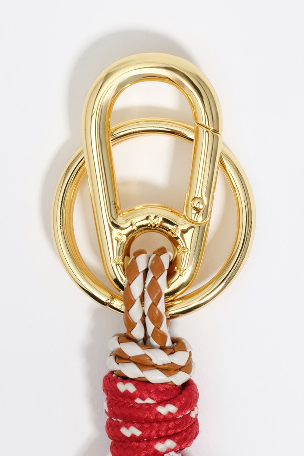 [25FW] 다이스 로프 키링 B256AIZ006RDF는 일상에서 포인트를 더할 수 있는 키링입니다. 레드와 골드 컬러 조합으로 로프 소재와 금속 소재가 조화롭게 디자인되었습니다. 캐주얼 및 미니멀 스타일 모두에 잘 어울리며, 다이스 모티프가 특징입니다. 소지품에 개성을 더하고 싶을 때 유용한 아이템입니다.
