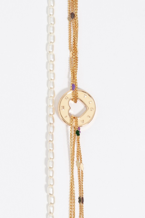 아이보리 컬러와 골드 메탈의 조화가 돋보이는 [25FW] 아이보리 로고 멀티 체인 브레이슬릿 B256AIX004GOF입니다. 여성용 브레이슬릿으로, 데일리룩 또는 모임룩에 미니멀하면서도 클래식한 포인트를 더해줍니다. 멀티 체인 디자인이 세련된 느낌을 주며, 로고 장식으로 브랜드의 아이덴티티를 강조했습니다. 메탈 소재로 제작되어 견고하며, 다양한 스타일에 매치하기 용이합니다. 심플하면서도 고급스러운 디자인으로, 당신의 스타일을 한층 업그레이드해 보세요.
