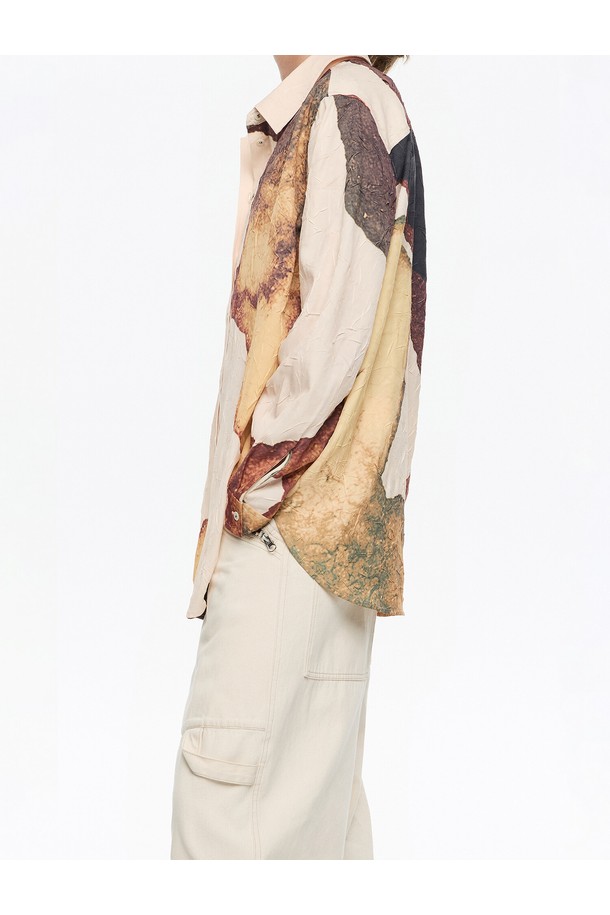 [25FW] 라이트 옐로 플루이드 크링클 셔츠 B256AWB009IVB는 가을, 겨울 시즌에 어울리는 여성용 셔츠입니다. 라이트 옐로 컬러의 루즈핏 디자인으로, 캐주얼 및 미니멀 스타일을 연출하기 좋습니다. 부드러운 촉감의 얇은 두께감과 크링클 디테일이 특징이며, 칼라넥과 긴 소매 기장으로 세련된 느낌을 더합니다. 출근룩으로도 활용 가능한 활용도 높은 셔츠입니다. 프린트 패턴이 은은하게 들어가 포인트를 줍니다.
