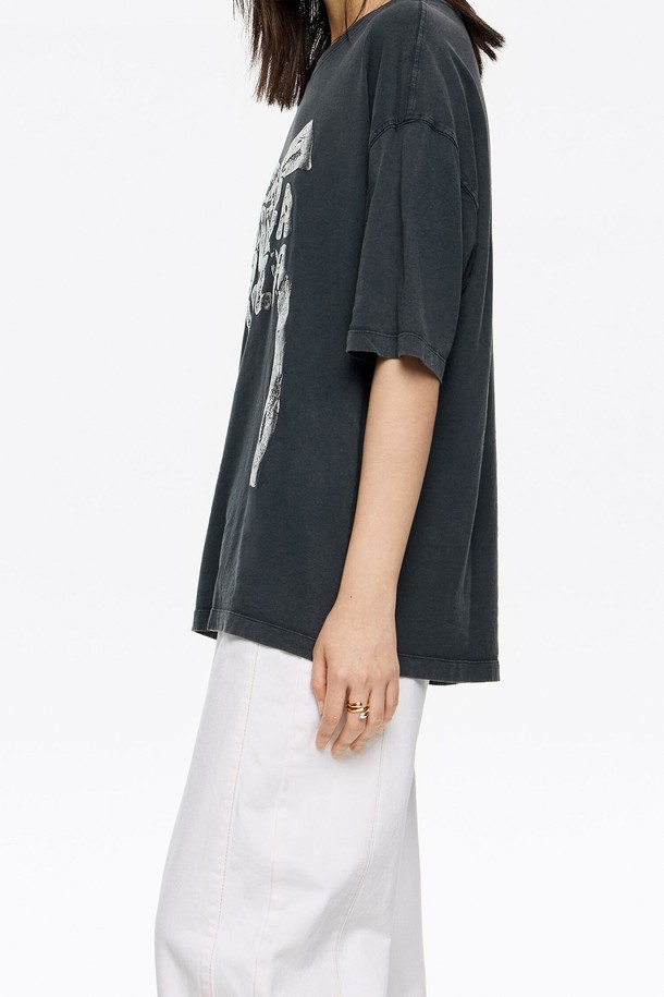 [25FW] 워시드 블랙 로고 타이 티셔츠 B256AWT017BKB는 캐주얼, 스트리트, 미니멀 스타일을 추구하는 분들을 위한 티셔츠입니다. 가을, 겨울 시즌에 어울리는 워시드 블랙 컬러의 라운드넥 티셔츠로, 로고 타이 디자인과 프린트 패턴이 특징입니다. 일상에서 편안하게 착용할 수 있으며, 스트릿 무드를 연출하기 좋습니다. 블랙 컬러로 어떤 하의에도 잘 어울려 스타일링의 활용도가 높습니다.
