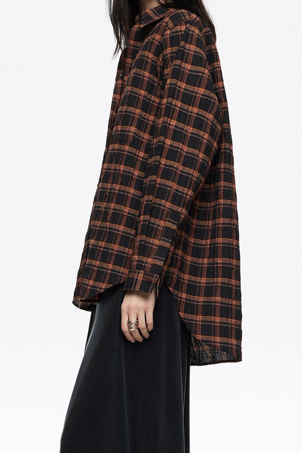 [25FW] 오렌지 체크 무늬 텍스처 셔츠 B256AWB006ORB는 여성 의류로, 가을과 겨울에 입기 좋은 캐주얼 및 베이직 스타일의 셔츠입니다. 오렌지 및 브라운 컬러의 체크 무늬가 특징이며, 레귤러 핏에 긴 소매 기장으로 디자인되었습니다. 텍스처 소재를 사용하여 독특한 촉감을 선사하며, 일상복으로 활용하기 좋습니다. 클래식하고 미니멀한 스타일을 선호하는 분들께 추천합니다.
