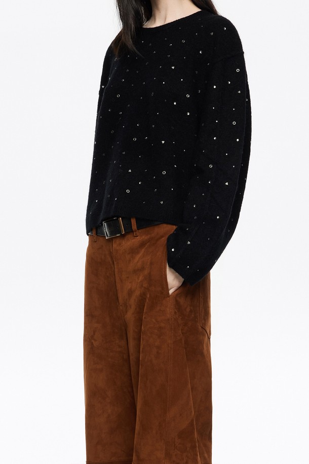 [25FW] 블랙 라인스톤 울 박시 스웨터 B256AWK006BKB는 여성용 상의 니트/스웨터입니다. 가을, 겨울 시즌에 어울리는 두꺼운 두께감의 울 소재로 제작되었으며, 라운드넥과 긴 소매 디자인이 특징입니다. 베이직한 스타일의 블랙 컬러 스웨터로, 라인스톤 장식이 은은하게 빛나 포인트를 더합니다. 박시핏으로 편안하면서도 스타일리시하게 연출할 수 있으며, 클래식, 미니멀, 캐주얼 룩에 모두 잘 어울립니다.
