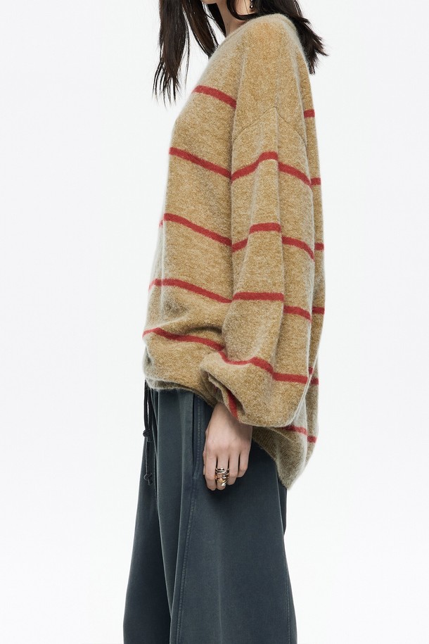 [25FW] 라이트카키 스트라이프 모헤어 스웨터 B256AWK010LKB는 여성용 상의 니트/스웨터로, 가을과 겨울에 착용하기 좋은 제품입니다. 라이트카키 컬러에 베이직하고 캐주얼한 스타일의 스트라이프 패턴이 특징이며, 부드러운 모헤어 소재로 제작되어 편안한 착용감을 선사합니다. 라운드넥에 루즈핏, 긴소매 기장으로 디자인되었으며, 두꺼운 두께감으로 따뜻함을 더했습니다. 25FW 시즌을 맞이하여 출시된 제품입니다.
