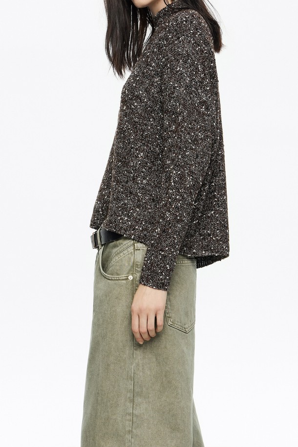 [25FW] 다크브라운 하이넥 스웨터 B256AWK013DWB는 여성용 니트/스웨터로, 가을과 겨울에 따뜻하게 입을 수 있는 베이직 스타일의 제품입니다. 부드러운 울 소재로 제작되어 뛰어난 촉감을 자랑하며, 두꺼운 두께감으로 높은 보온성을 제공합니다. 하이넥 디자인과 레귤러핏으로 출근룩, 모임룩 등 다양한 TPO에 활용 가능하며, 클래식, 미니멀, 캐주얼 스타일을 연출하기 좋습니다. 무지 패턴에 긴 소매 기장으로 어떤 옷에도 쉽게 매치할 수 있는 데일리 아이템입니다.
