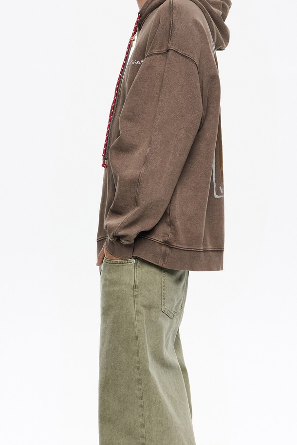 [25FW] 브라운 플로럴 로고 후디 B256AWW008BRB는 캐주얼 스타일의 오버핏 후드티입니다. 부드러운 면 소재로 제작되었으며, 가을과 겨울에 착용하기 좋습니다. 브라운 컬러에 플로럴 패턴과 로고 디자인이 돋보이며, 두꺼운 두께감으로 따뜻함을 더합니다. 후드 스트링과 긴 소매 기장으로 편안함과 스타일을 동시에 잡았습니다. 일상생활에서 미니멀하게 연출하기 좋은 아이템입니다.
